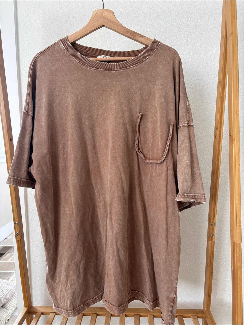 Easel Brown Mineral-Washed Pocket Tee